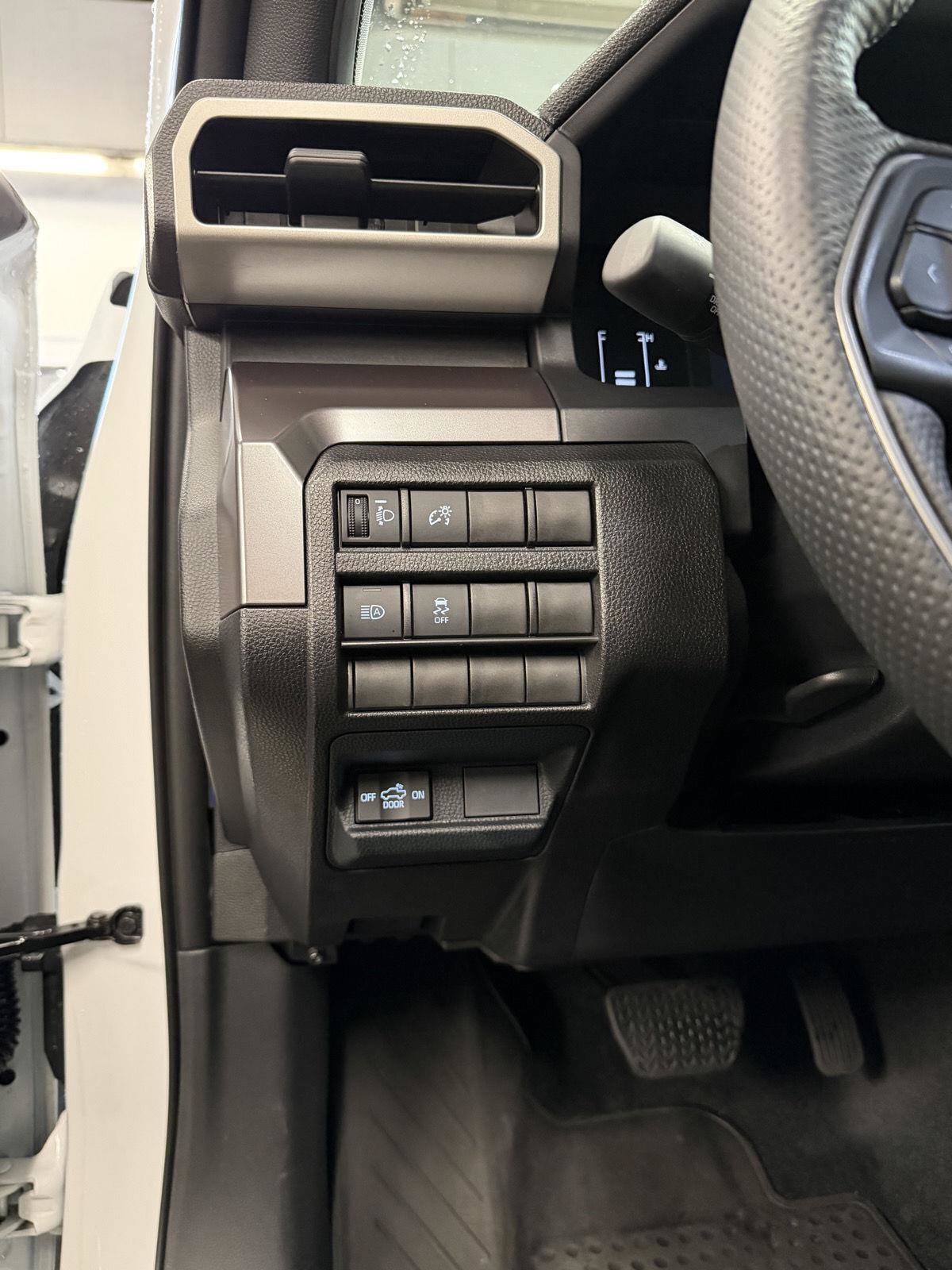 Used 2025 Toyota Tacoma SR5 AWD/4WD image 18