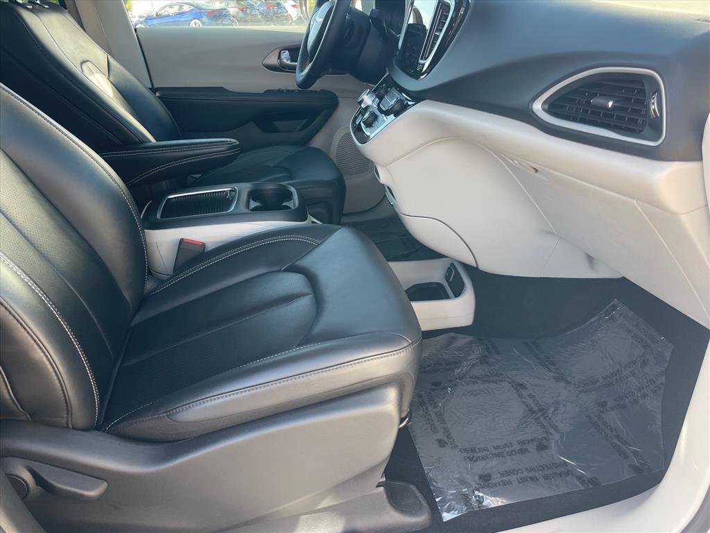 Used 2024 Chrysler Pacifica Touring-L FWD image 27