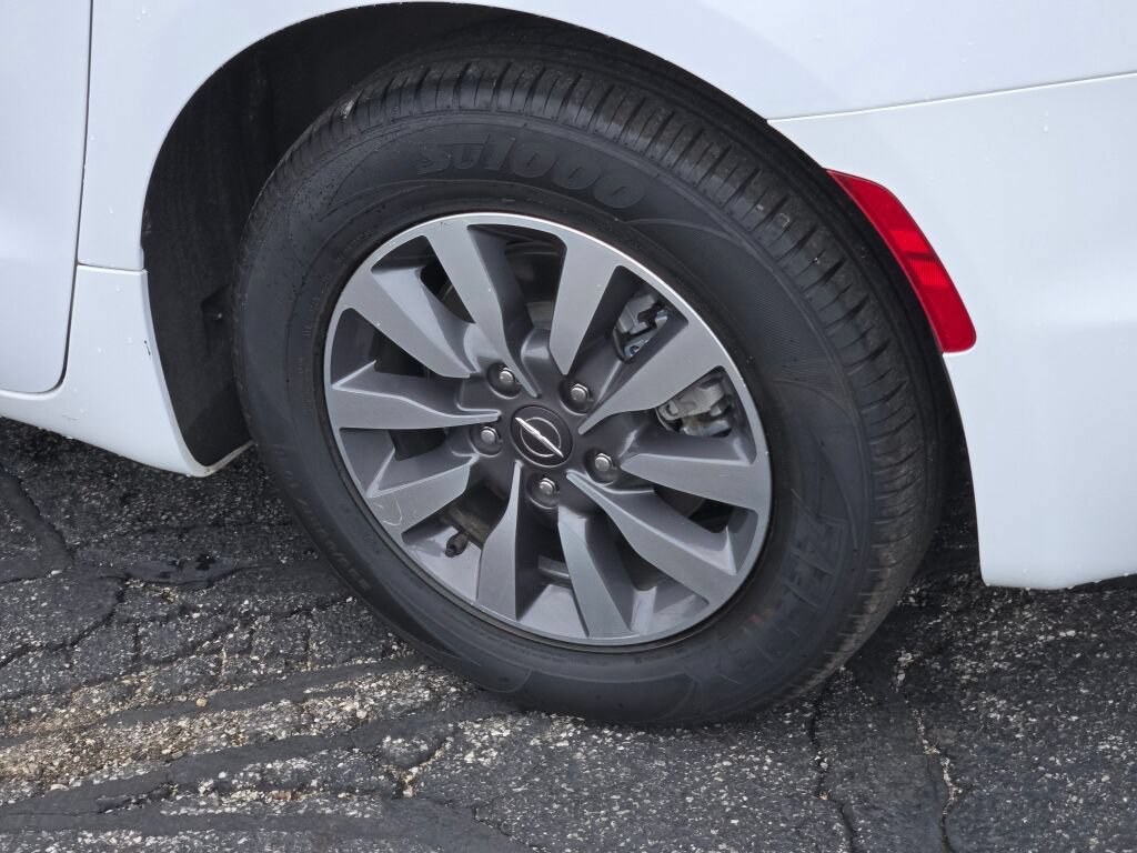 Certified 2024 Chrysler Pacifica Limited FWD image 22