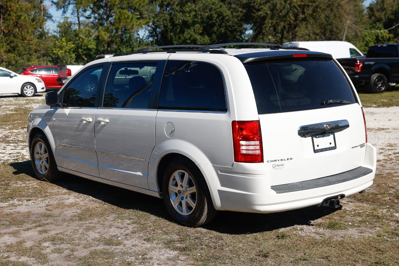 Used 2009 Chrysler Town & Country Touring image 5