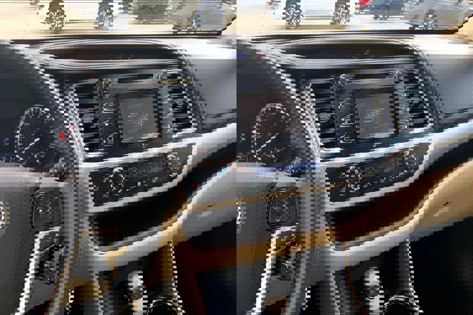 Used 2015 Toyota Highlander LE image 6