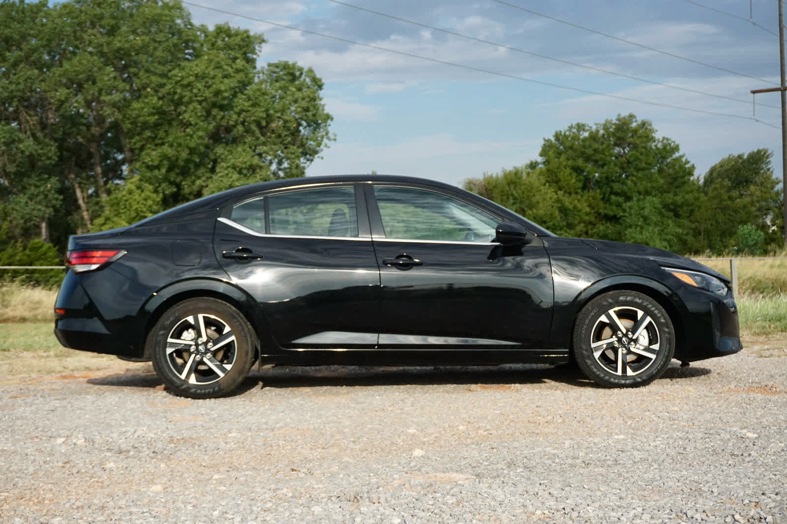 Used 2025 Nissan Sentra SV FWD image 3