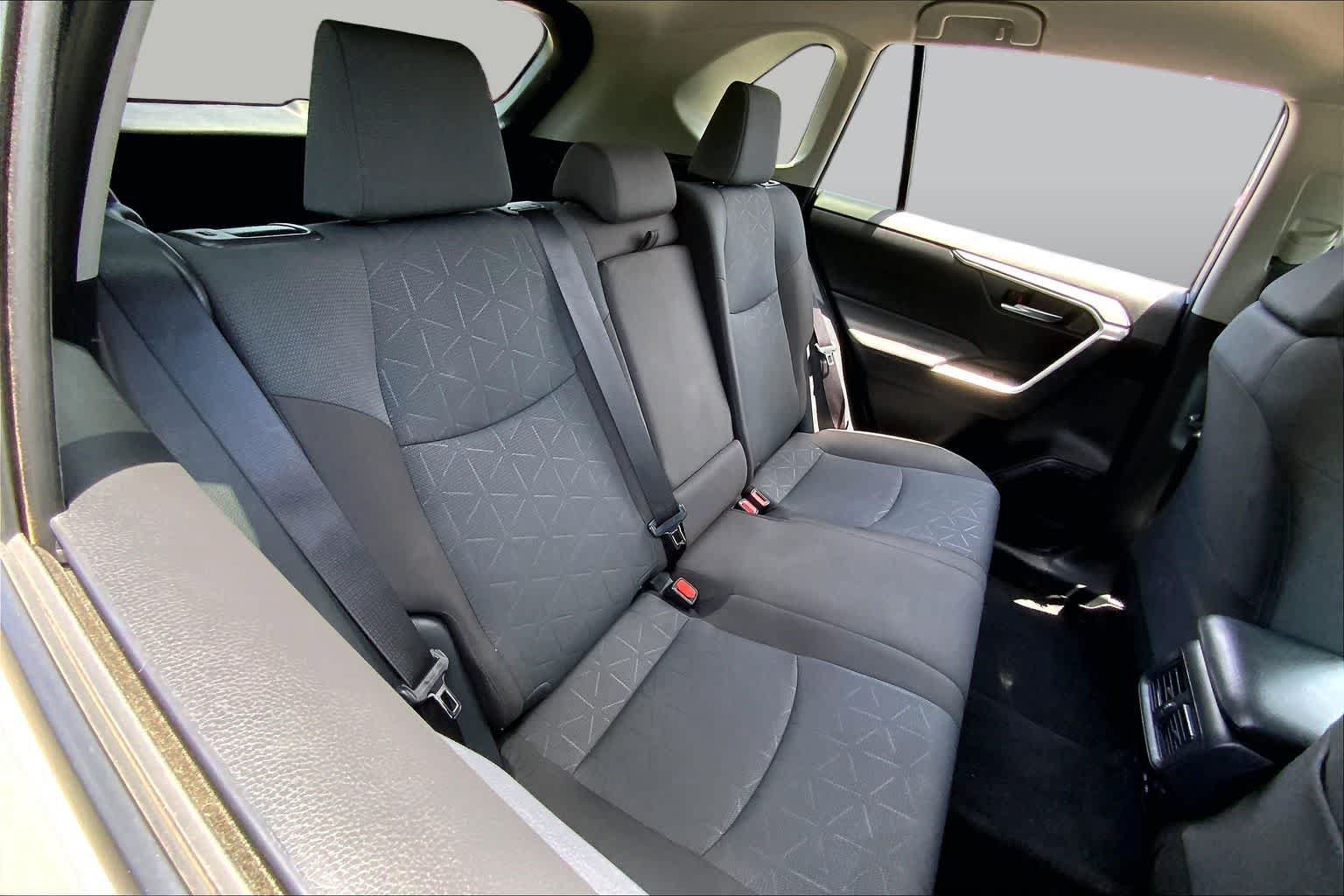 Used 2025 Toyota RAV4 XLE FWD image 19