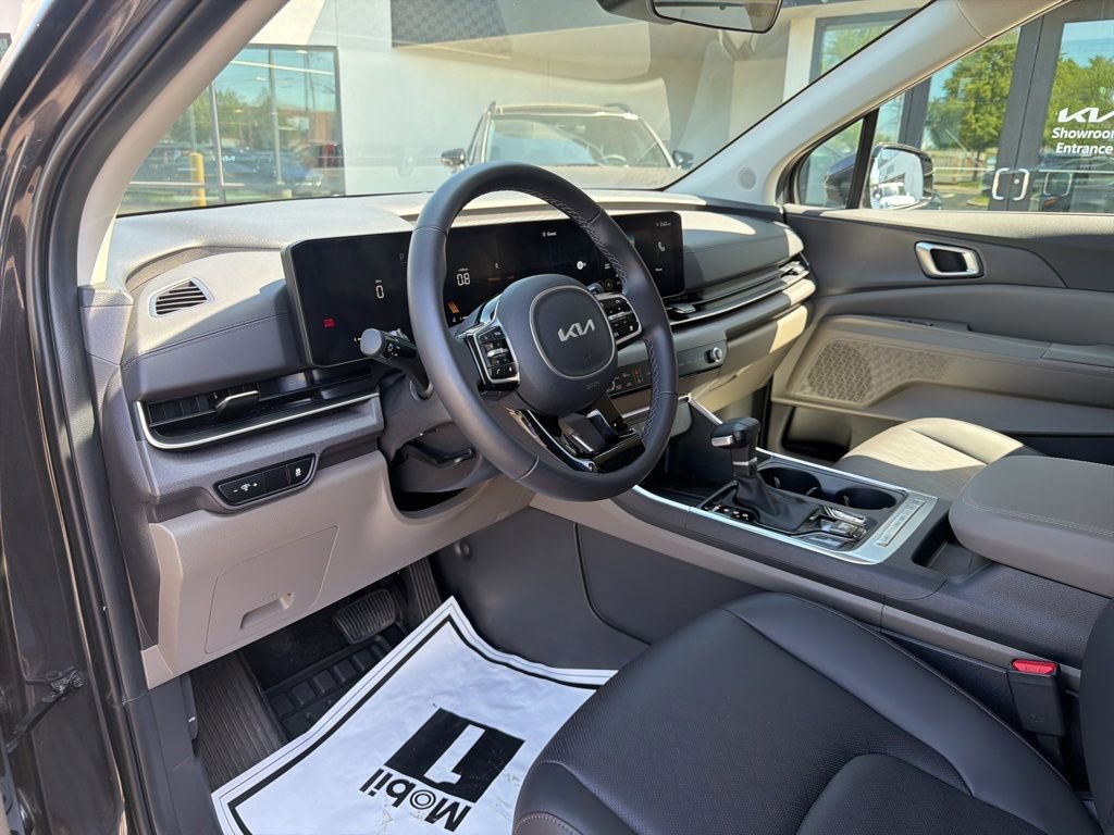 Used 2025 Kia Carnival EX FWD image 26
