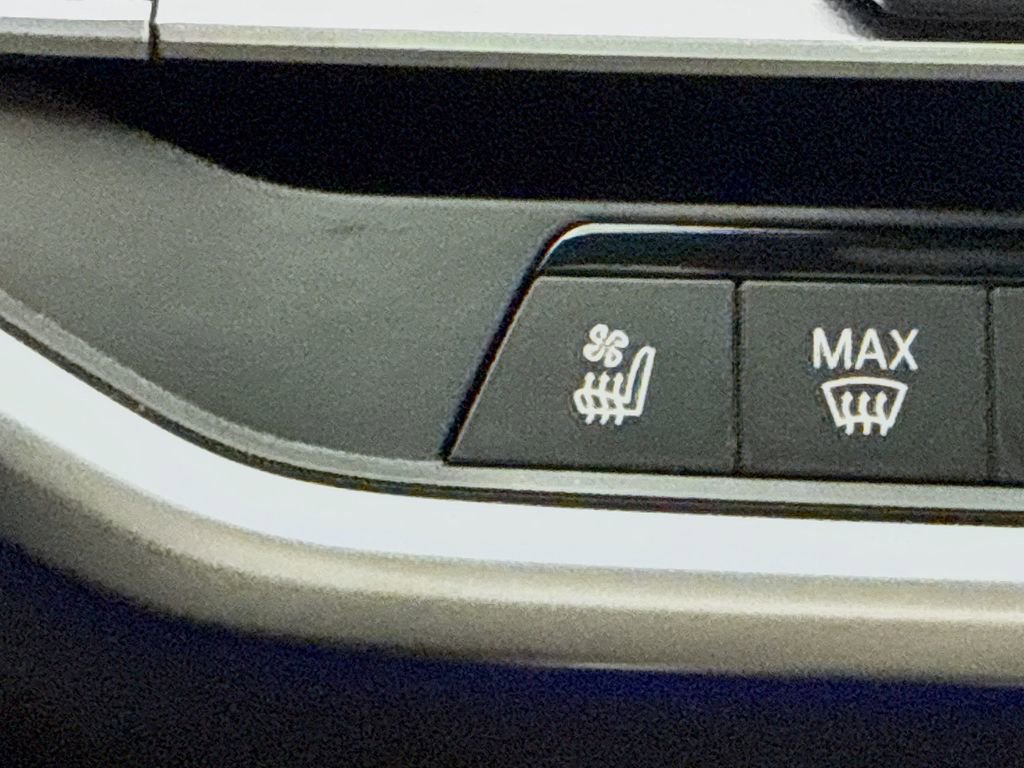 Used 2021 BMW X6 M50i w/ Executive Package image 21