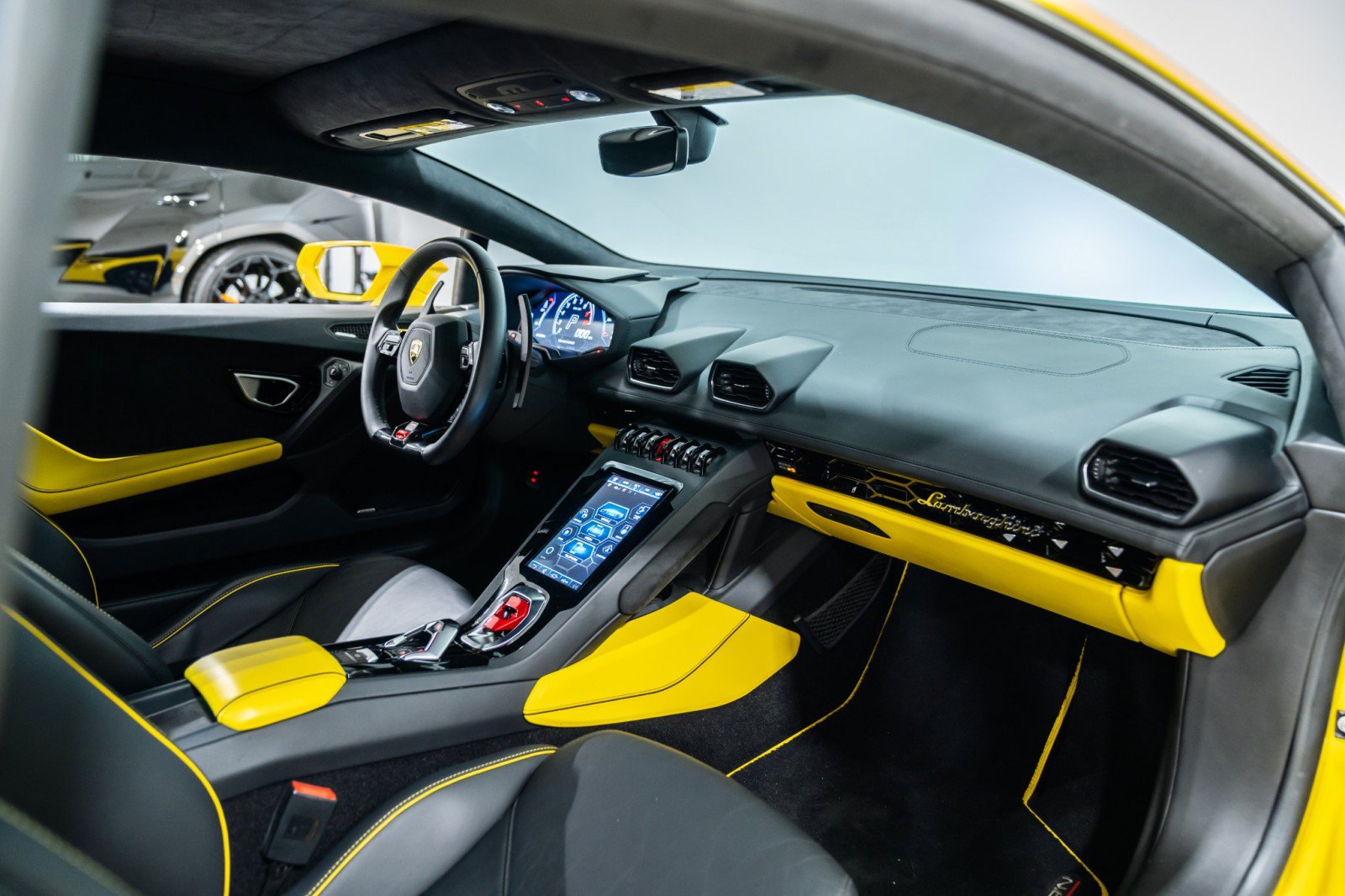 Used 2021 Lamborghini Huracan EVO RWD image 13