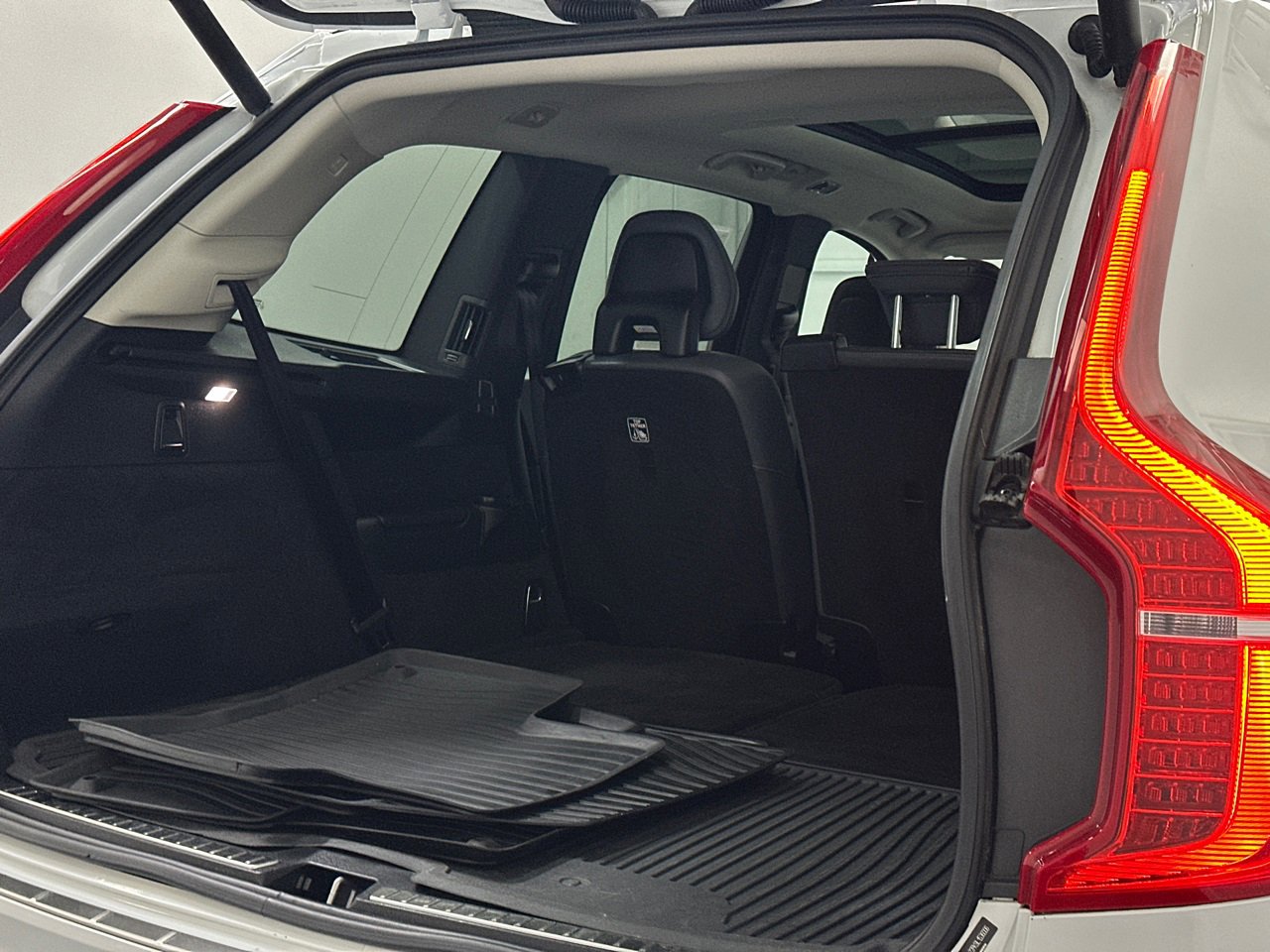Used 2020 Volvo XC90 T6 Momentum w/ Protection Package Premier image 8