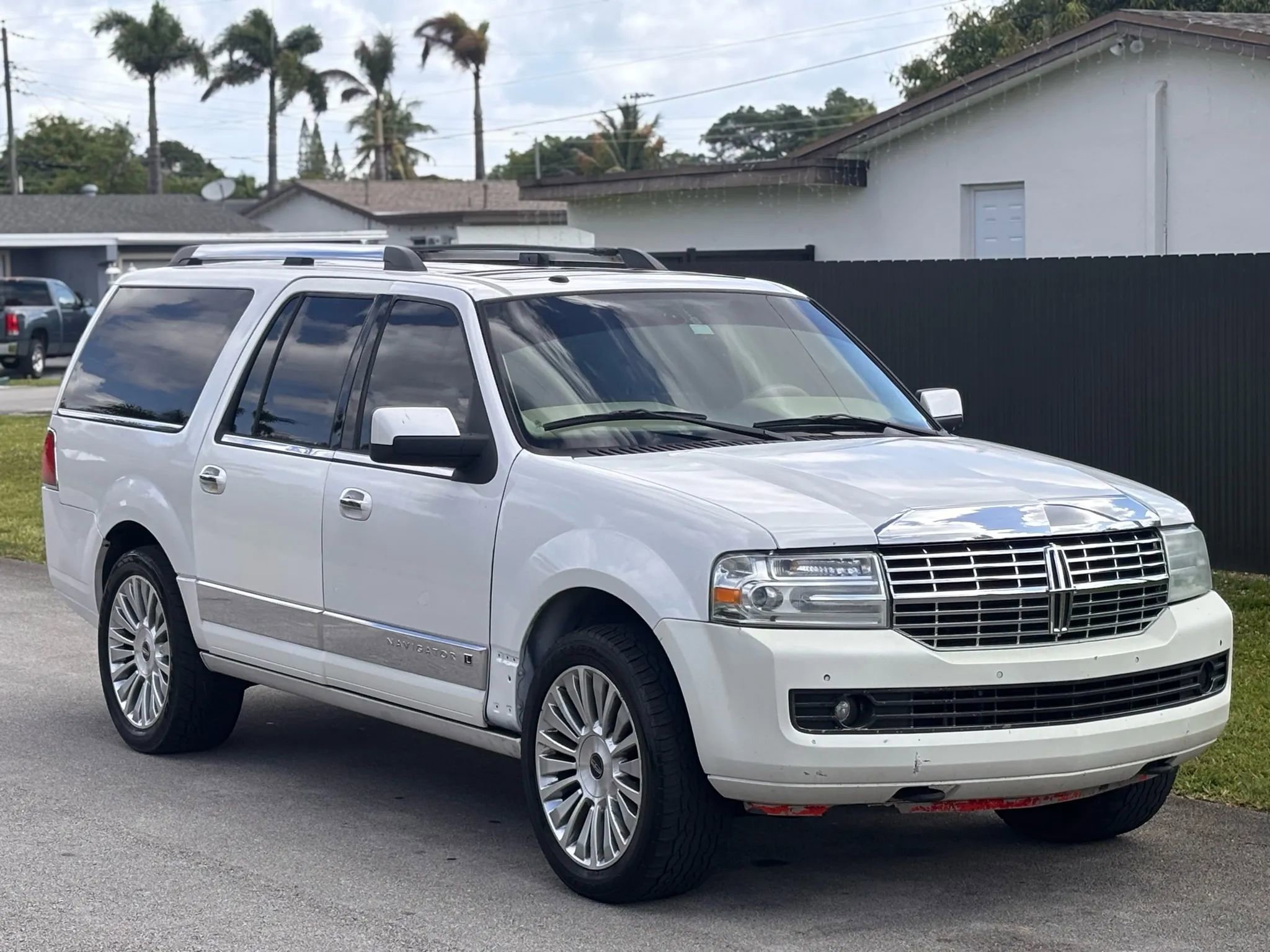 Used 2010 Lincoln Navigator L 4WD image 2