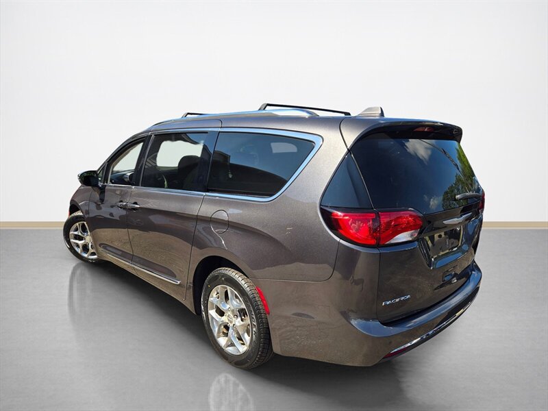 Used 2017 Chrysler Pacifica Limited FWD image 6