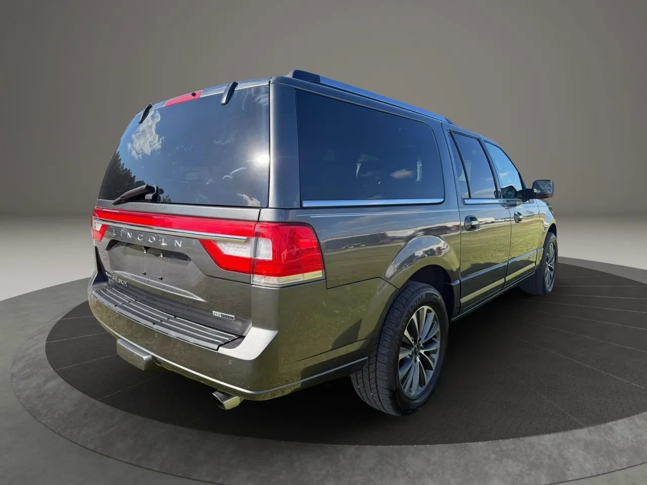 Used 2015 Lincoln Navigator L 4WD image 5