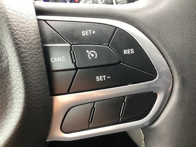 Used 2022 Chrysler Voyager LX image 17