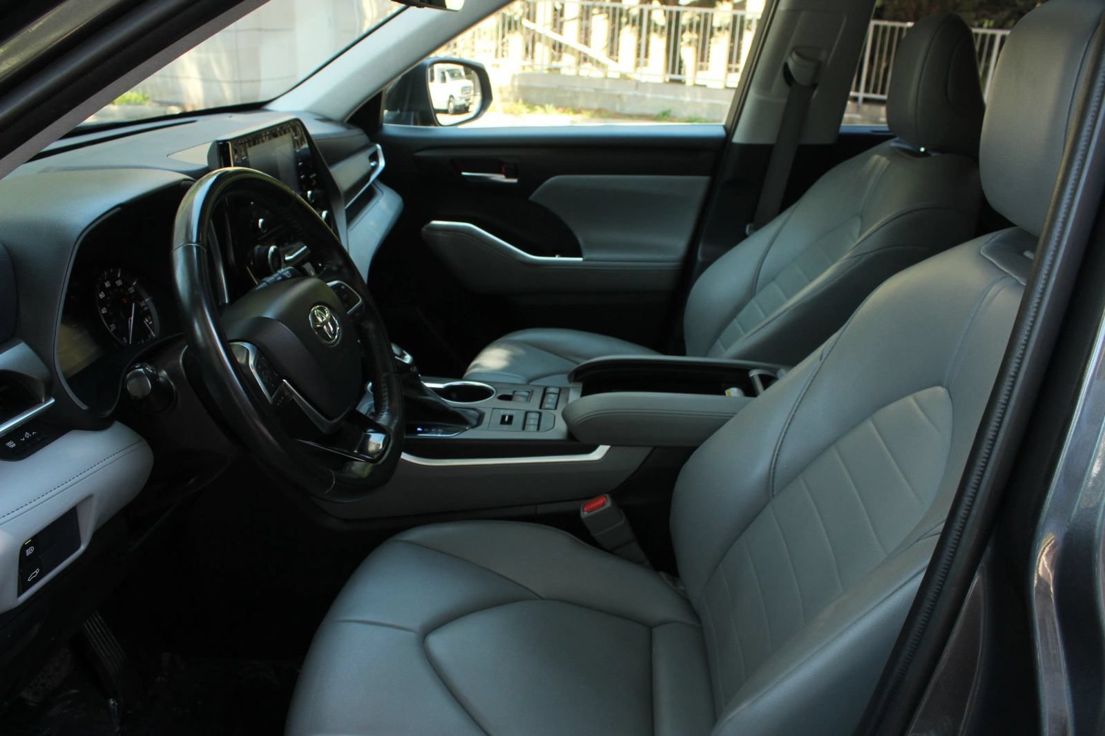 Used 2021 Toyota Highlander XLE AWD/4WD image 14