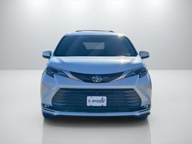 Certified 2025 Toyota Sienna Platinum image 2