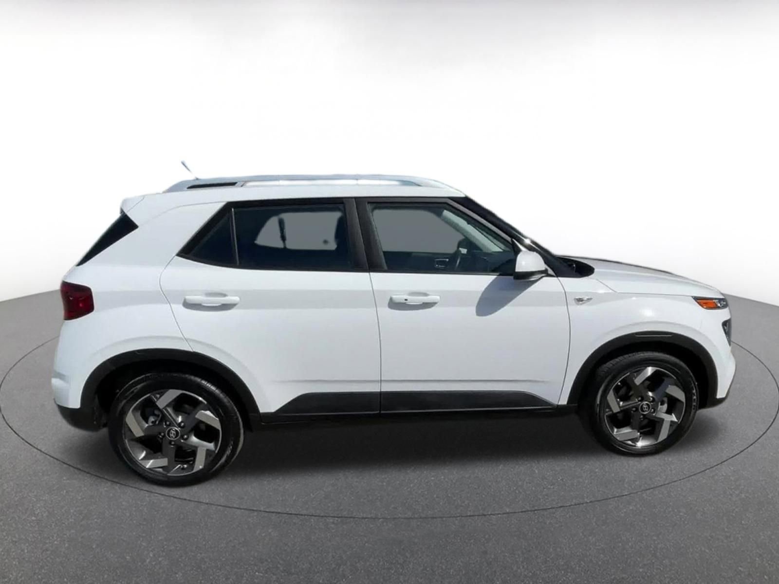 Used 2025 Hyundai Venue SEL image 16