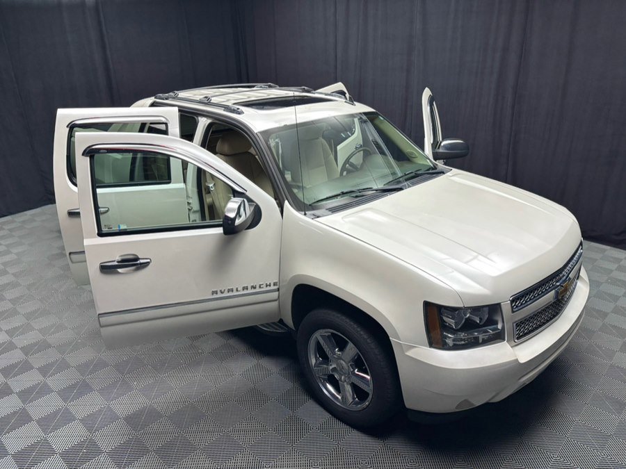 Used 2012 Chevrolet Avalanche LTZ AWD/4WD image 21