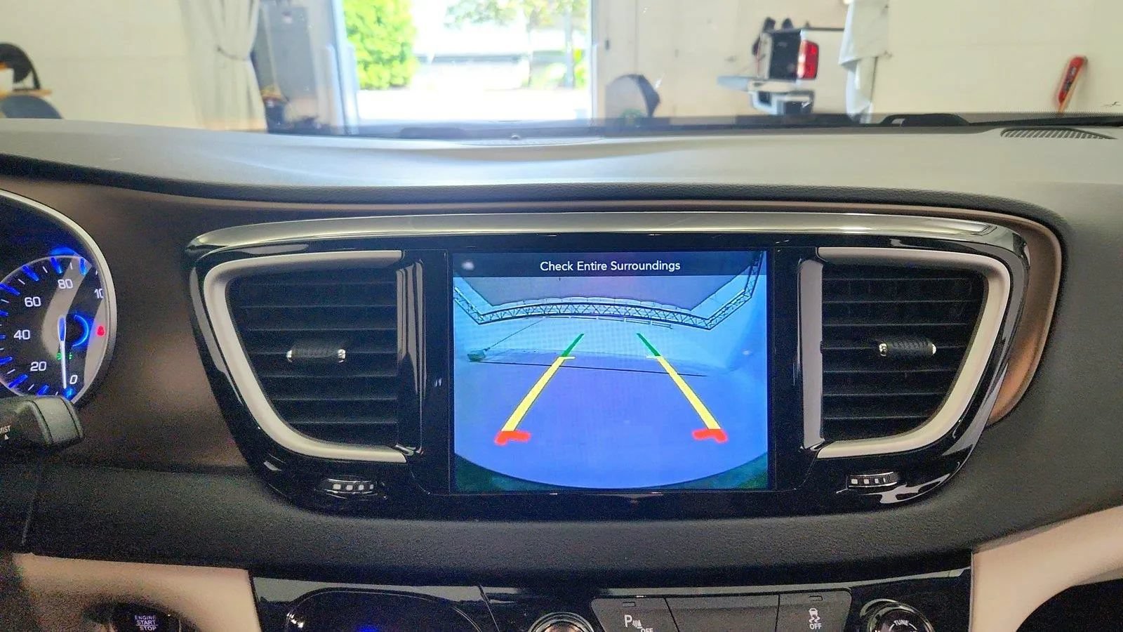 Used 2017 Chrysler Pacifica Touring-L FWD image 17
