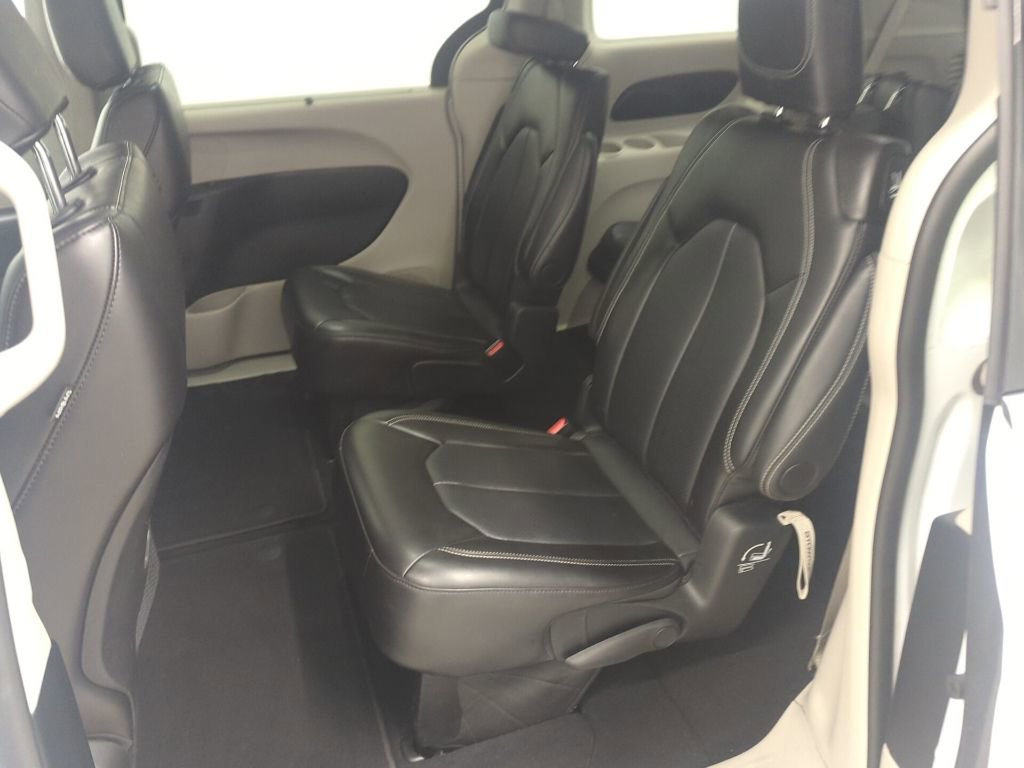 Used 2024 Chrysler Pacifica Touring-L image 11