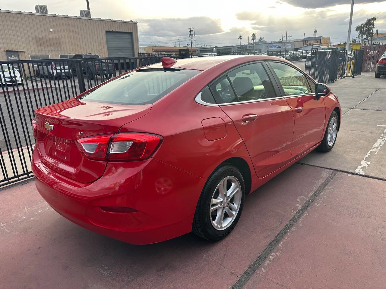 Used 2018 Chevrolet Cruze LT FWD image 3