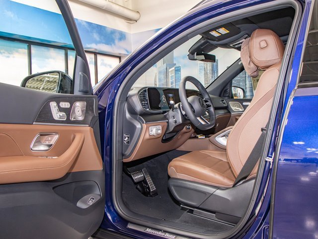 Used 2025 Mercedes-Benz GLS 580 4MATIC image 13