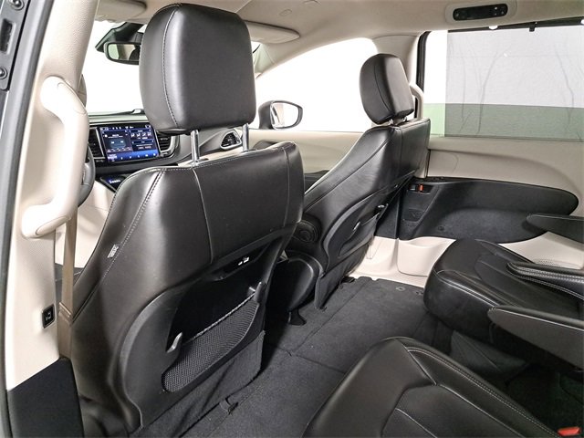Used 2023 Chrysler Pacifica Touring-L image 11