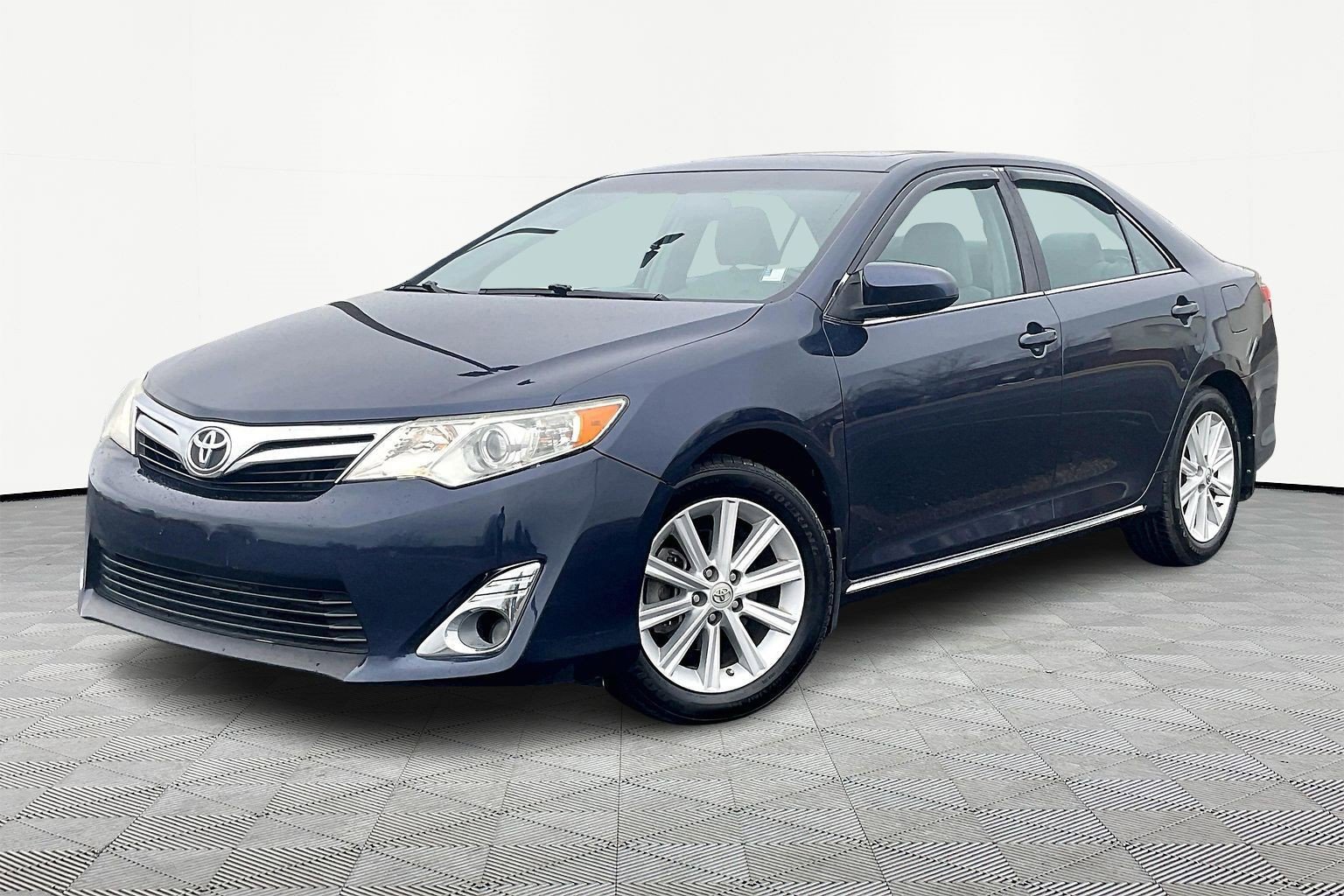 Used 2014 Toyota Camry XLE w/ Leather Package image 2