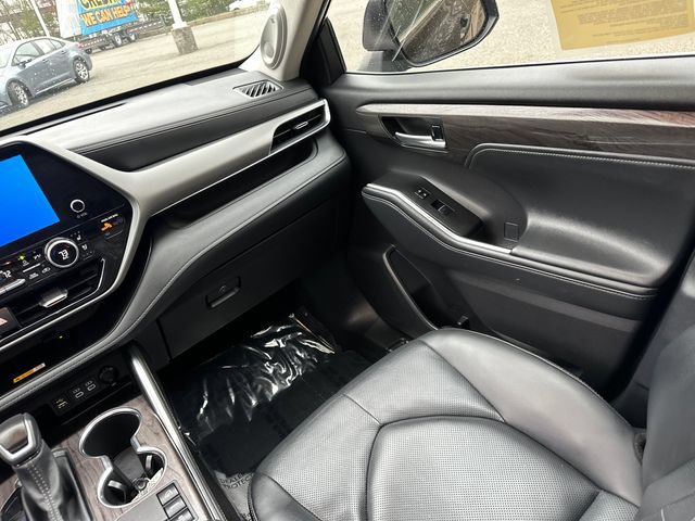 Certified 2025 Toyota Highlander Platinum AWD/4WD image 32