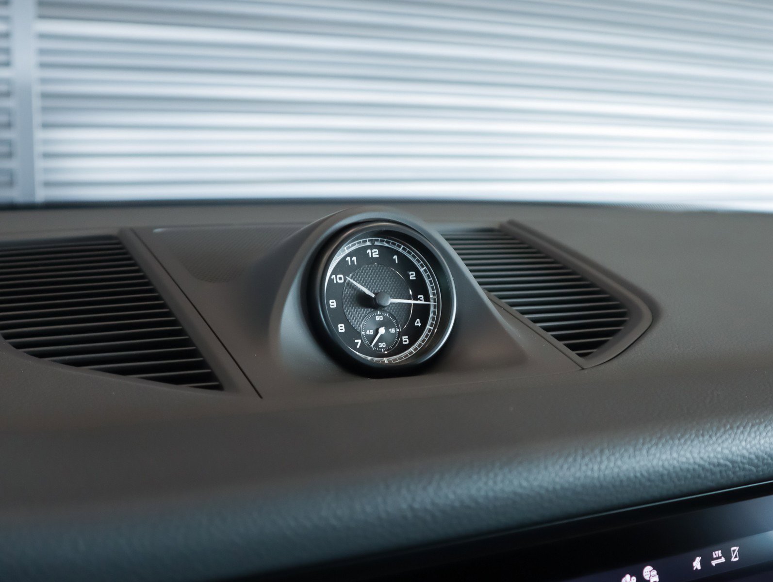 Used 2025 Porsche Macan image 18