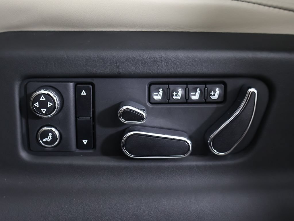 Used 2020 Bentley Bentayga Plug-In Hybrid AWD/4WD image 40