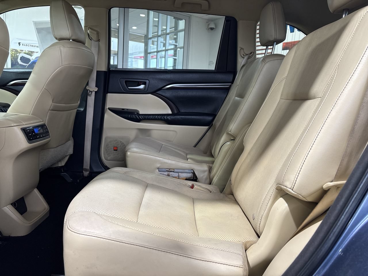 Used 2015 Toyota Highlander Limited Platinum AWD/4WD image 24