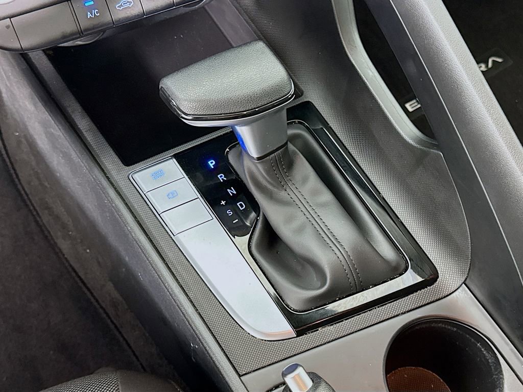 Certified 2025 Hyundai Elantra SE image 16