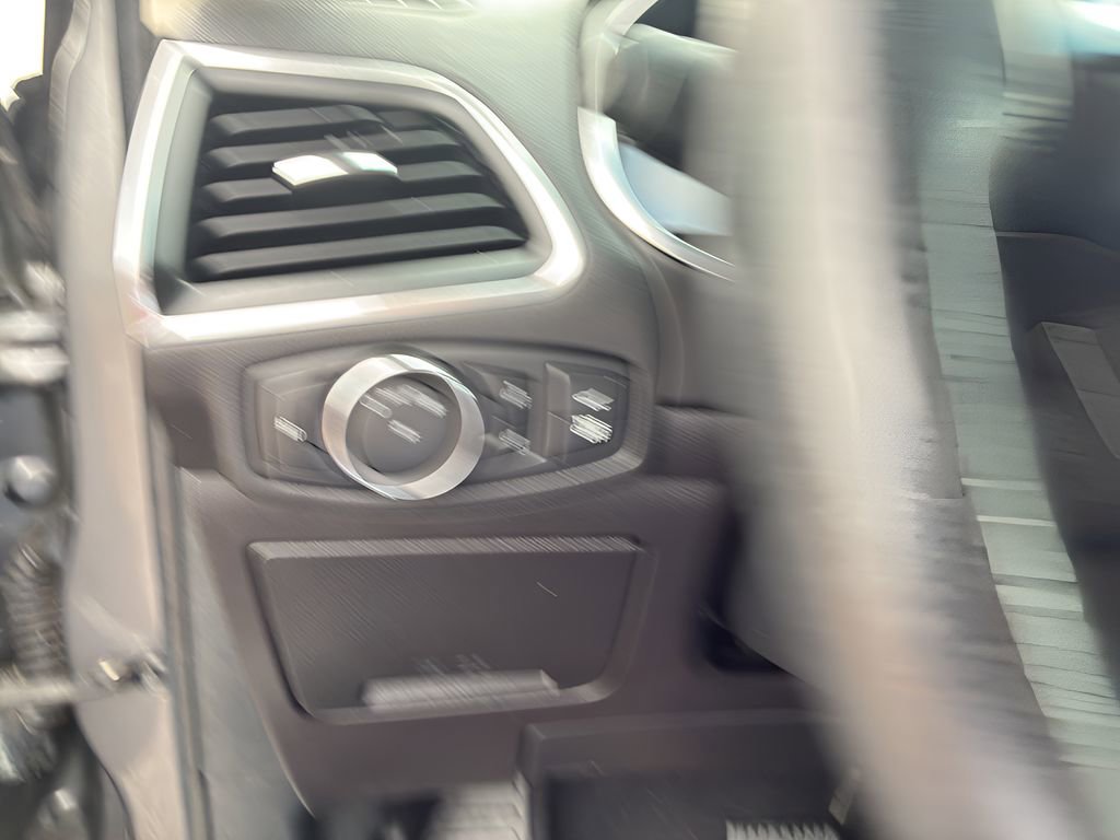 Used 2021 Ford Edge Titanium image 16