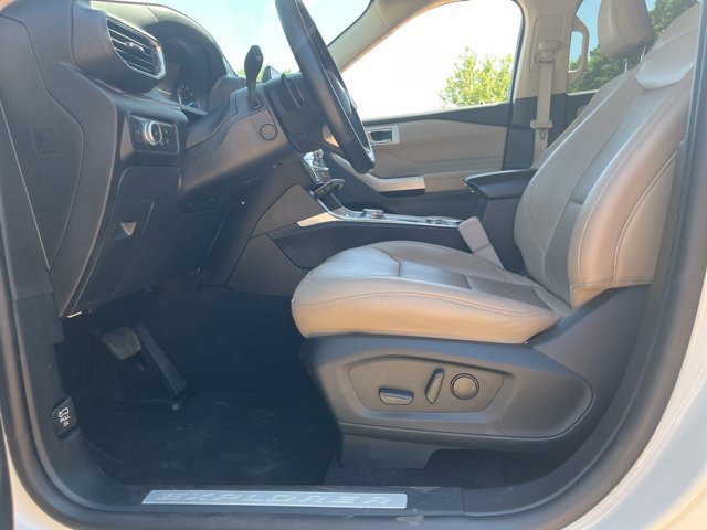 Used 2021 Ford Explorer Limited w/ Equipment Group 301A AWD/4WD image 31