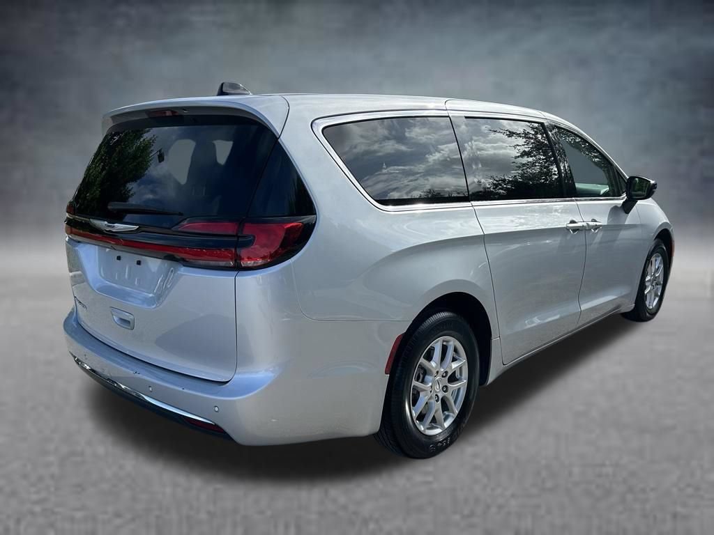 Used 2024 Chrysler Pacifica Touring-L FWD image 5