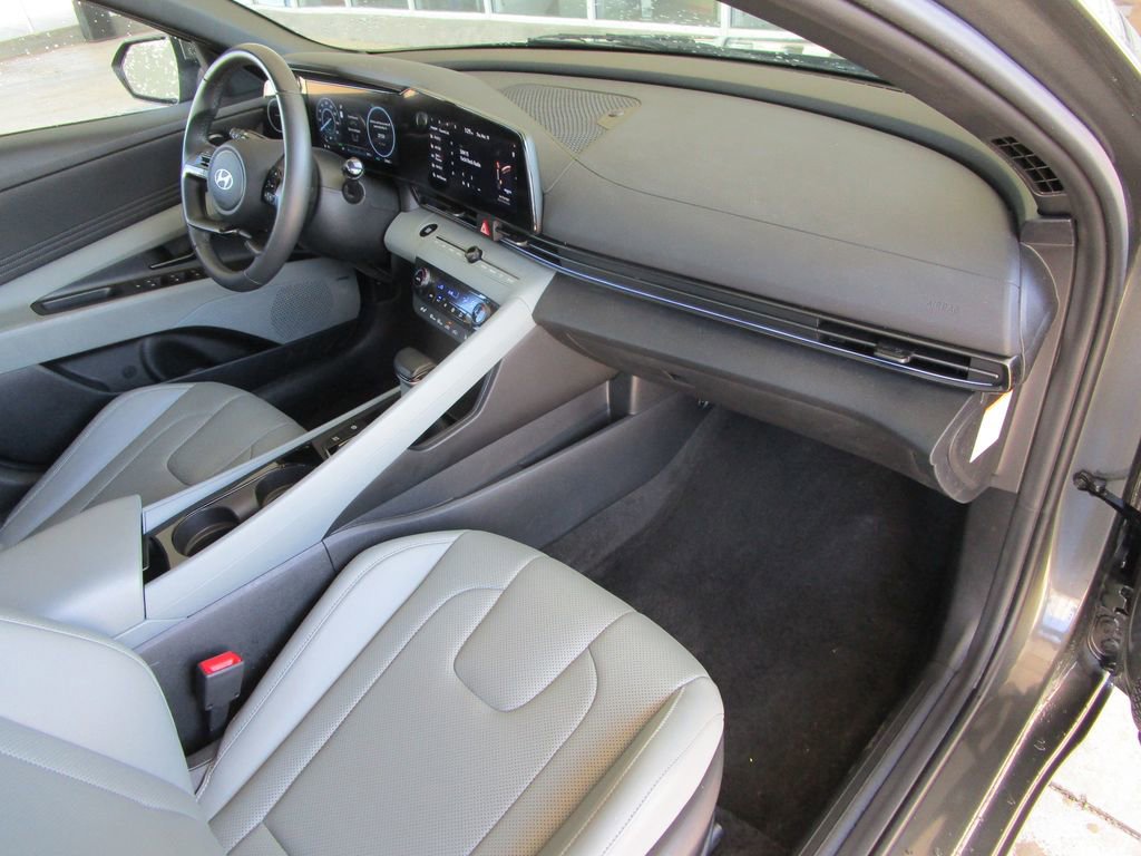 Used 2025 Hyundai Elantra Limited image 27