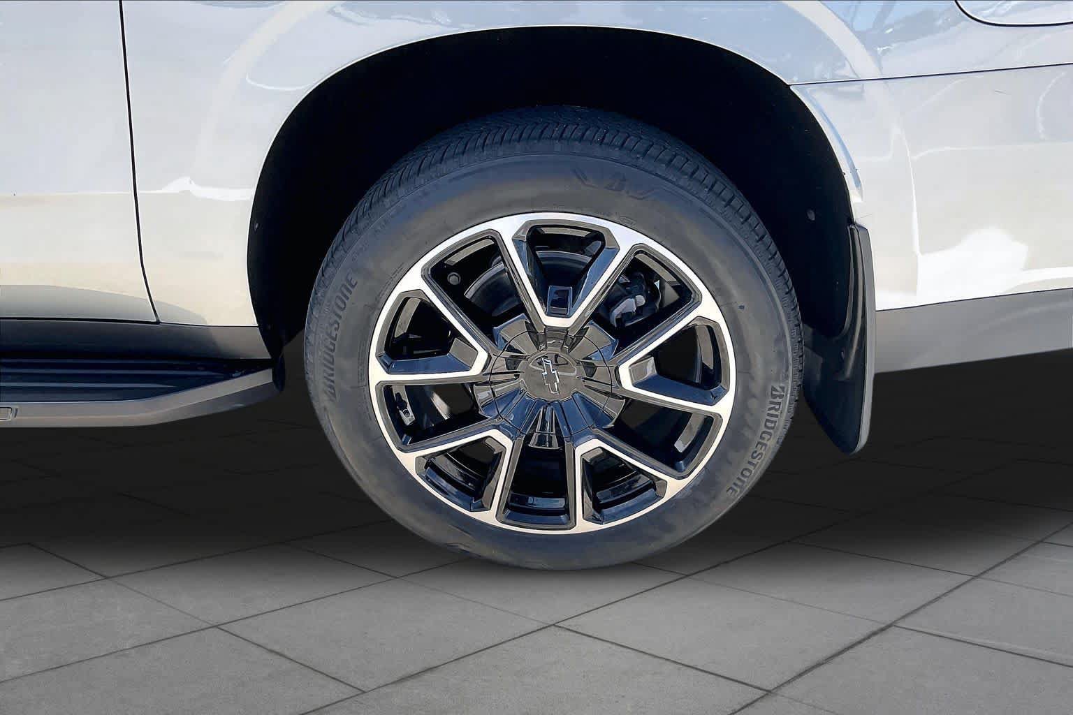 Used 2024 Chevrolet Suburban RST RWD image 11