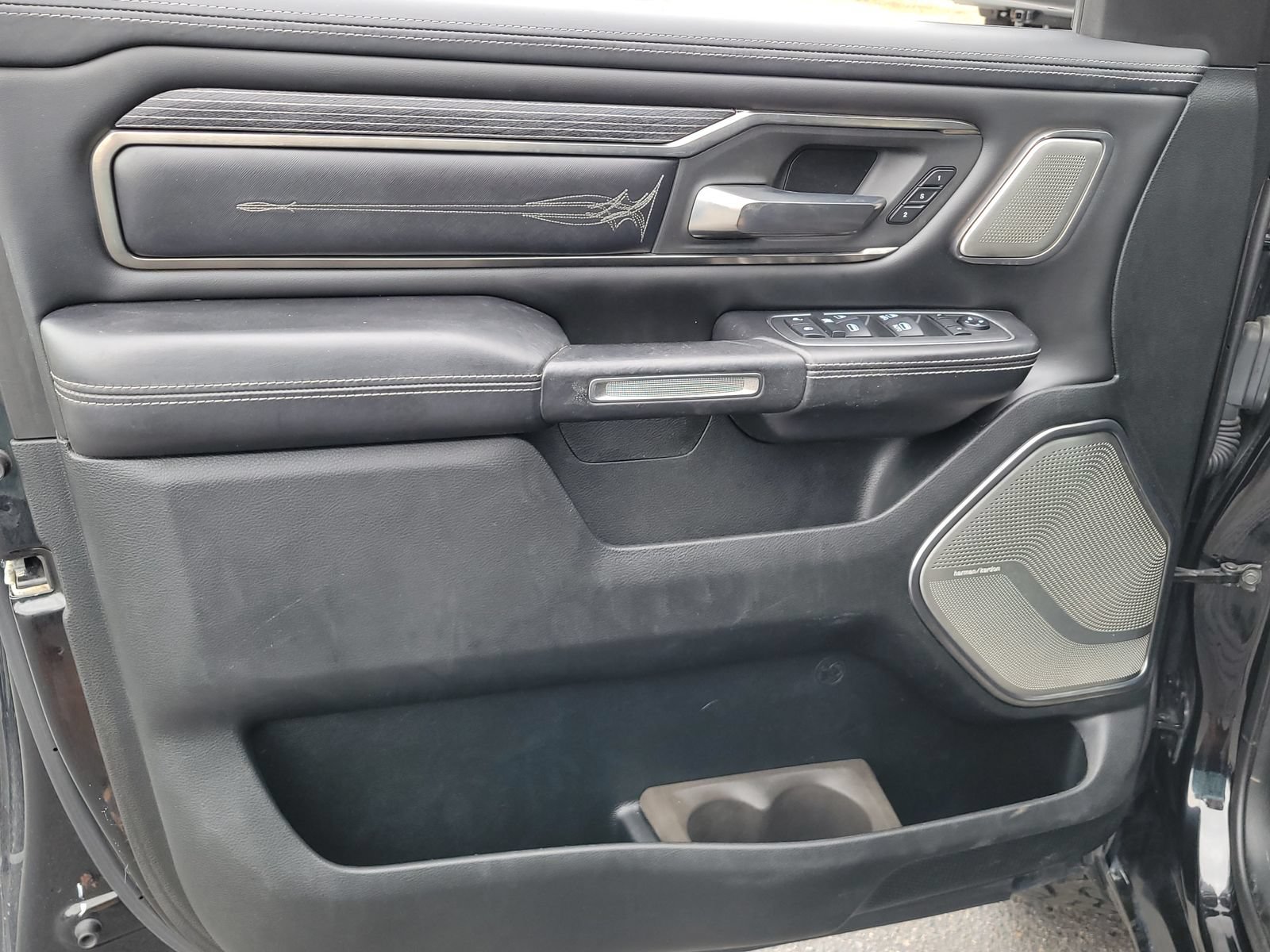 Used 2020 RAM 1500 Limited w/ Black Appearance Package AWD/4WD image 10