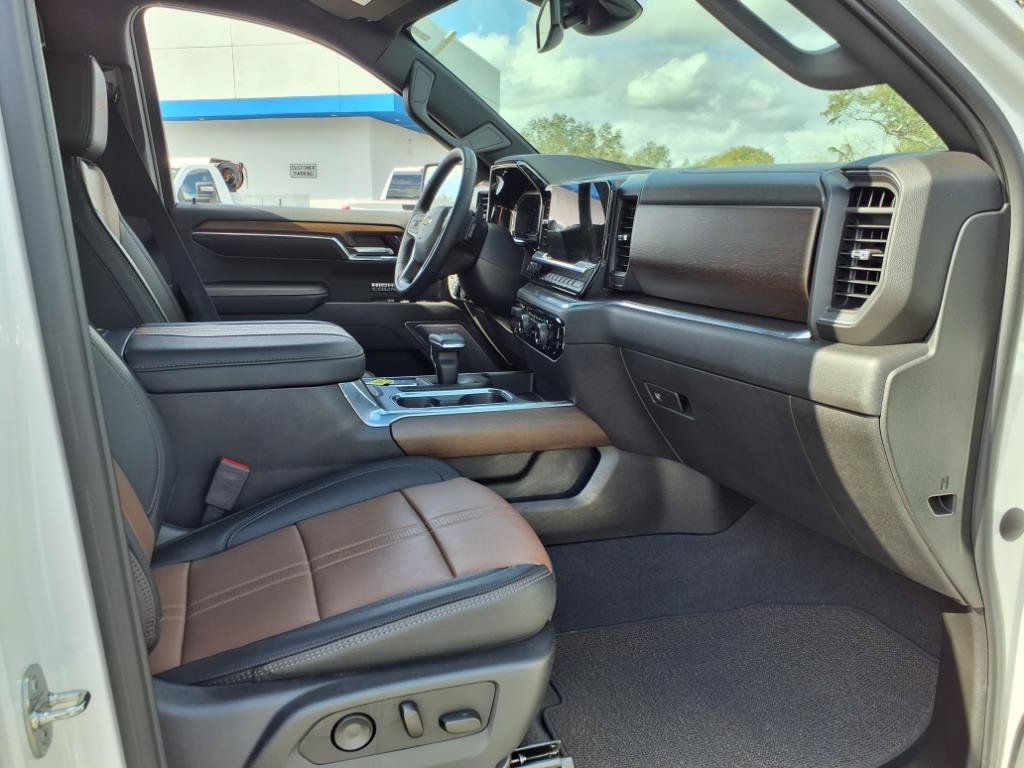 Certified 2024 Chevrolet Silverado 1500 High Country w/ Z71 Off-Road Package AWD/4WD image 39
