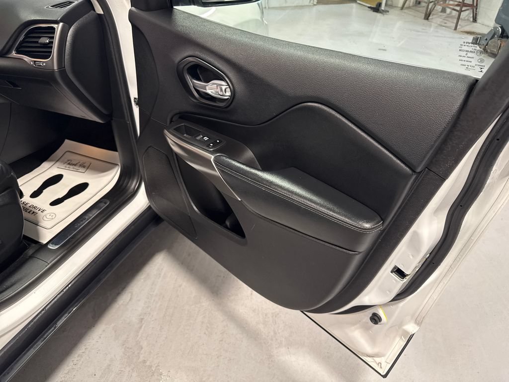 Used 2020 Jeep Cherokee Limited FWD image 34