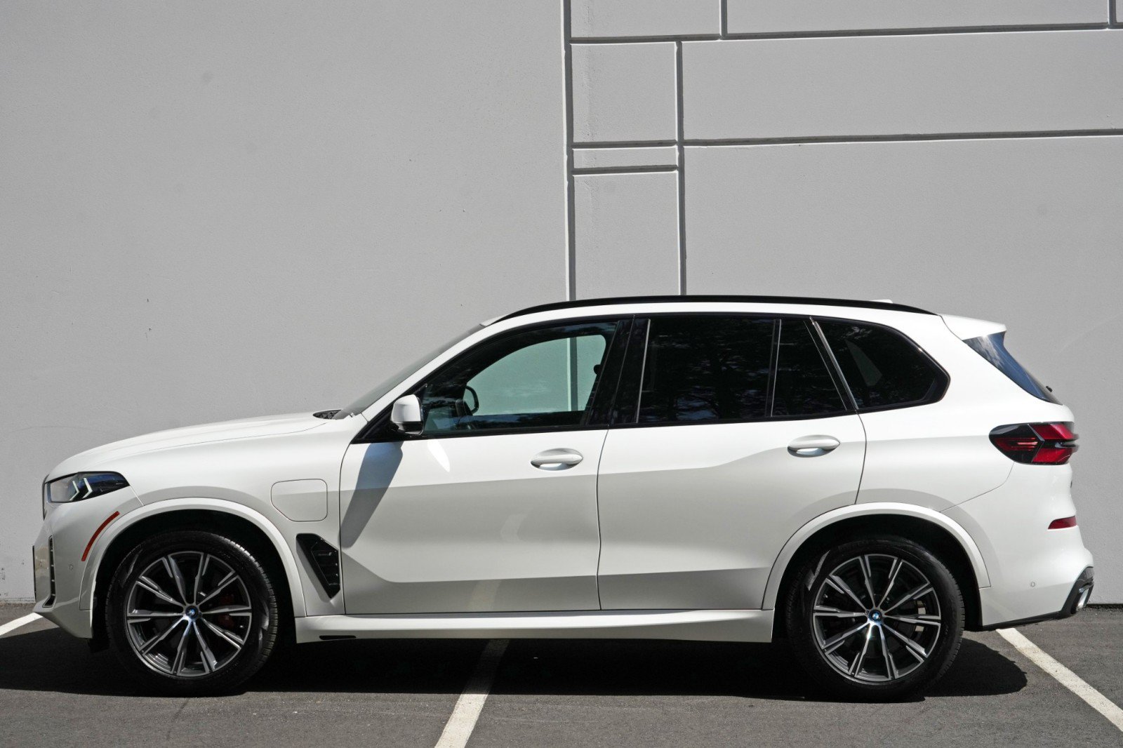 Used 2024 BMW X5 xDrive50e w/ M Sport Package AWD/4WD image 53