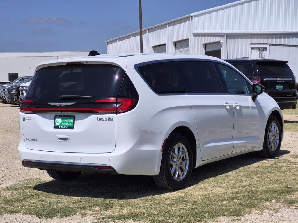 Used 2024 Chrysler Pacifica Touring-L FWD image 7