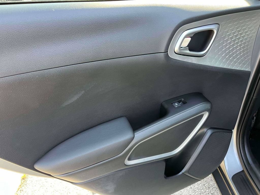 Used 2025 Kia Soul LX w/ LX Technology Package FWD image 5