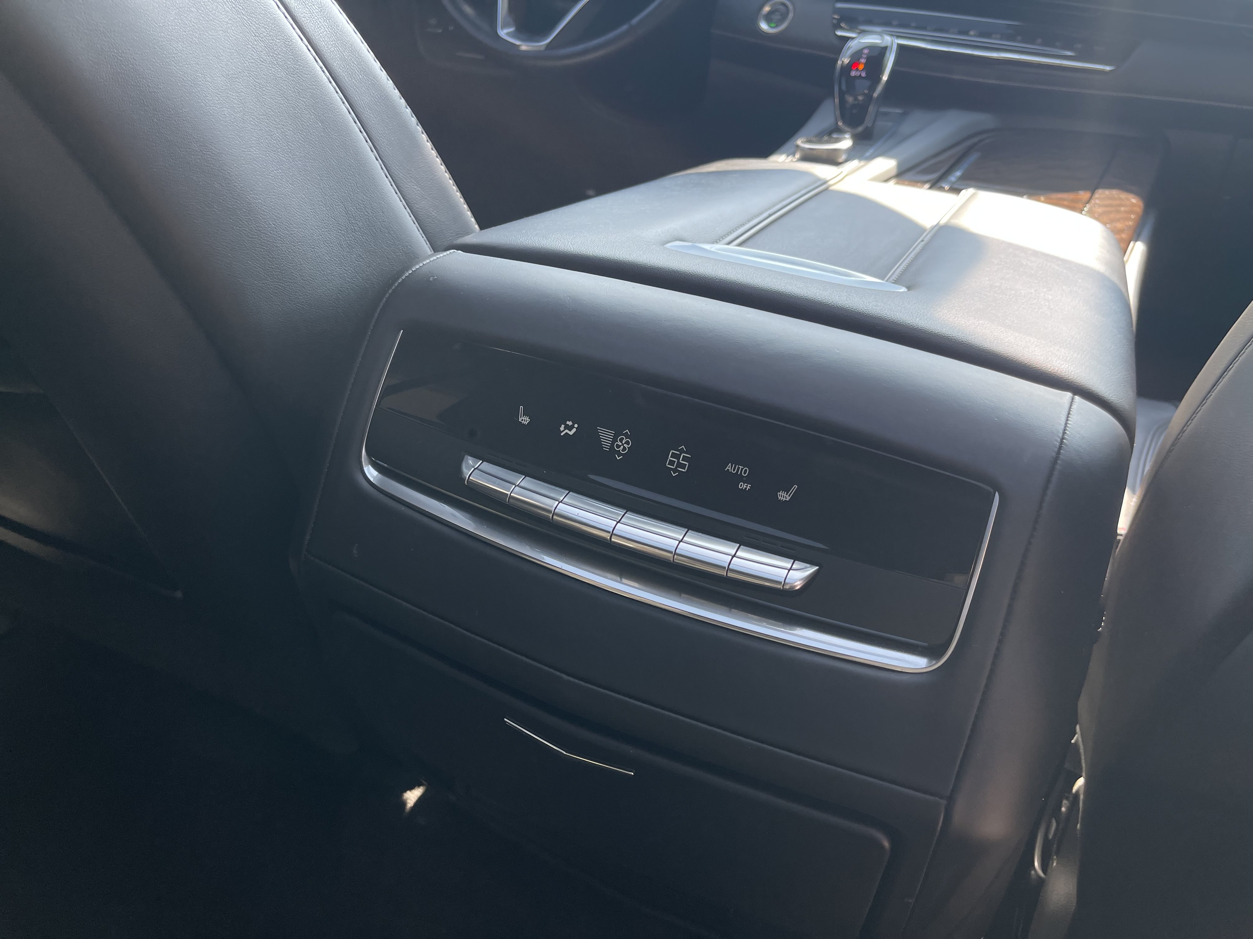 Used 2023 Cadillac Escalade Premium Luxury Platinum AWD/4WD image 28