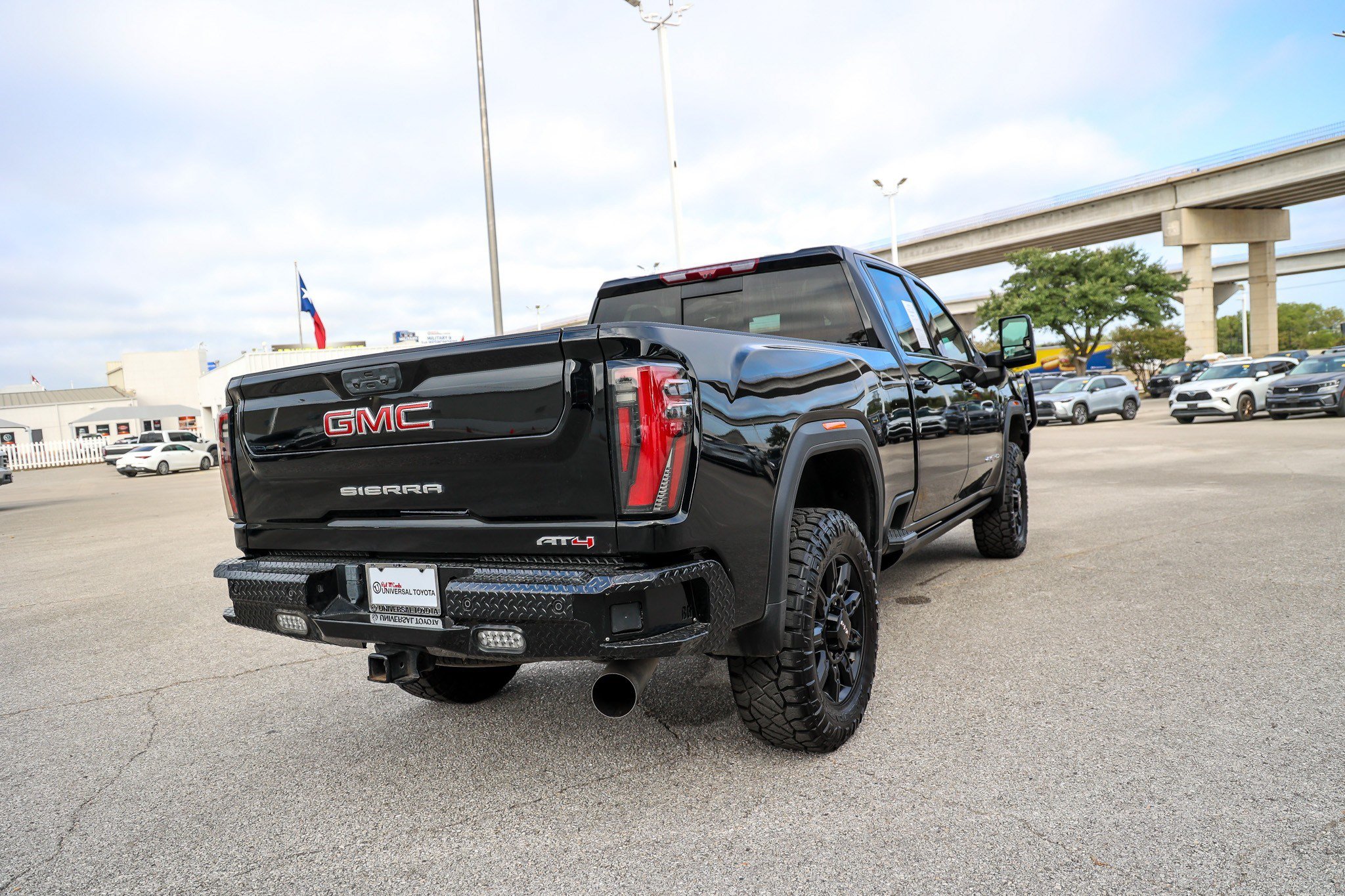 Used 2024 GMC Sierra 2500 AT4 w/ AT4 Premium Plus Package AWD/4WD image 9
