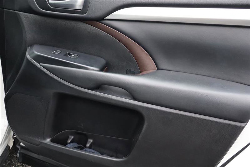 Used 2019 Toyota Highlander AWD V6 image 10
