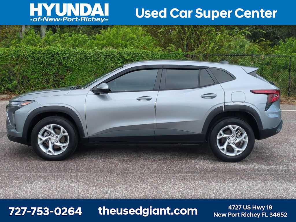 Used 2024 Chevrolet Trax LS w/ LS Convenience Package FWD image 2