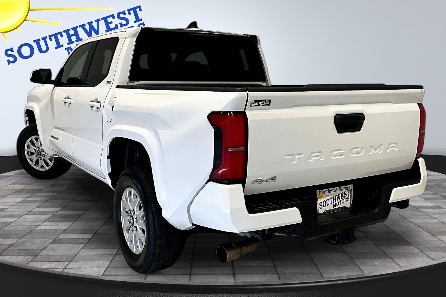 Used 2025 Toyota Tacoma SR5 AWD/4WD image 5