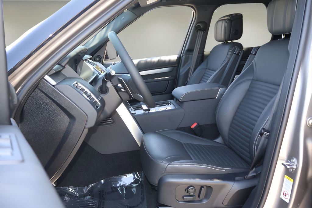 Used 2025 Land Rover Discovery Dynamic SE AWD/4WD image 11