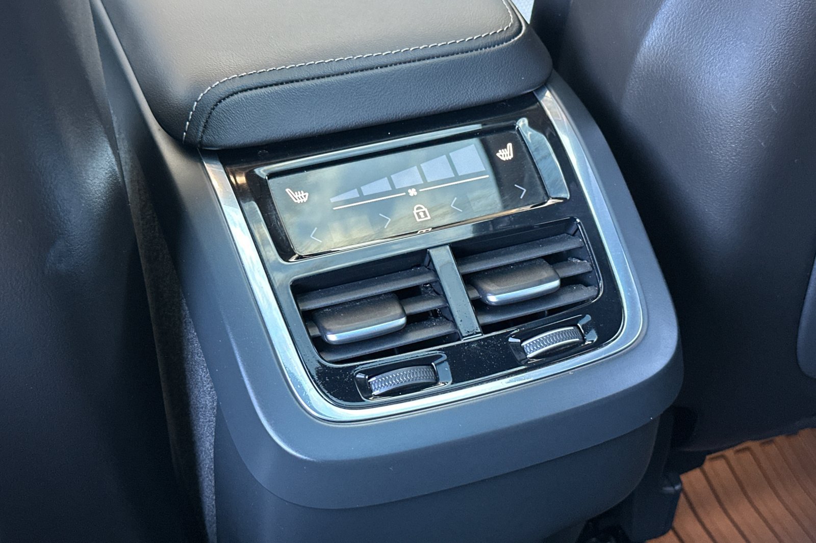Certified 2023 Volvo XC60 B5 Ultimate w/ Climate Package FWD image 14