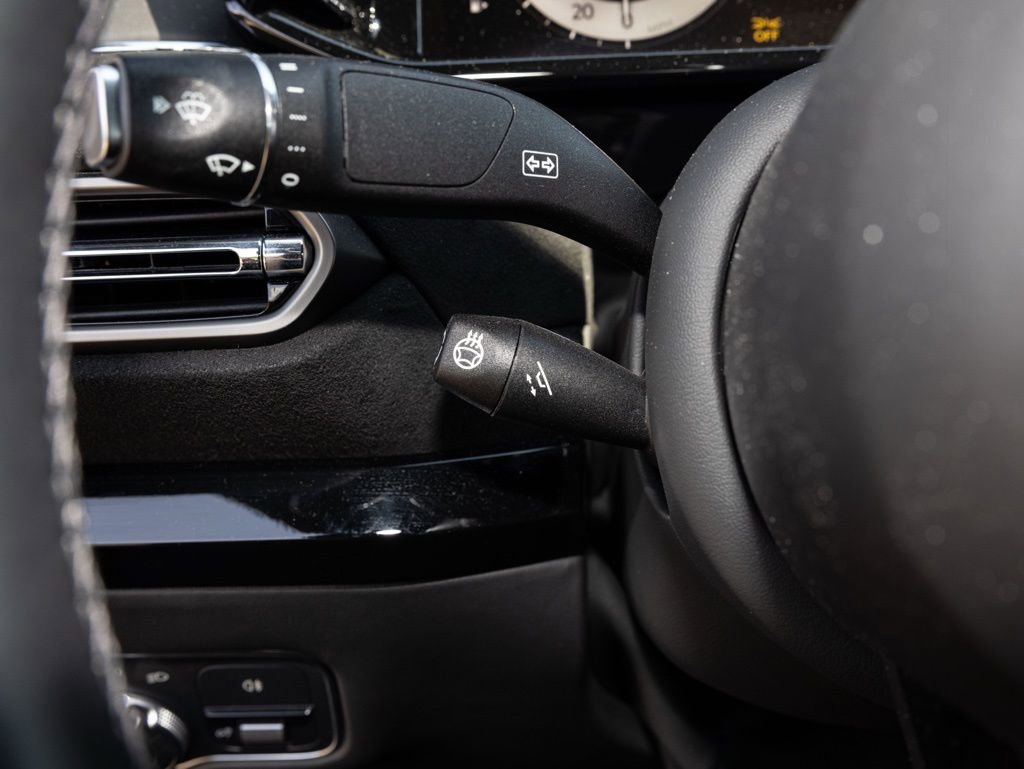 Used 2025 Aston Martin V8 Vantage Coupe image 36