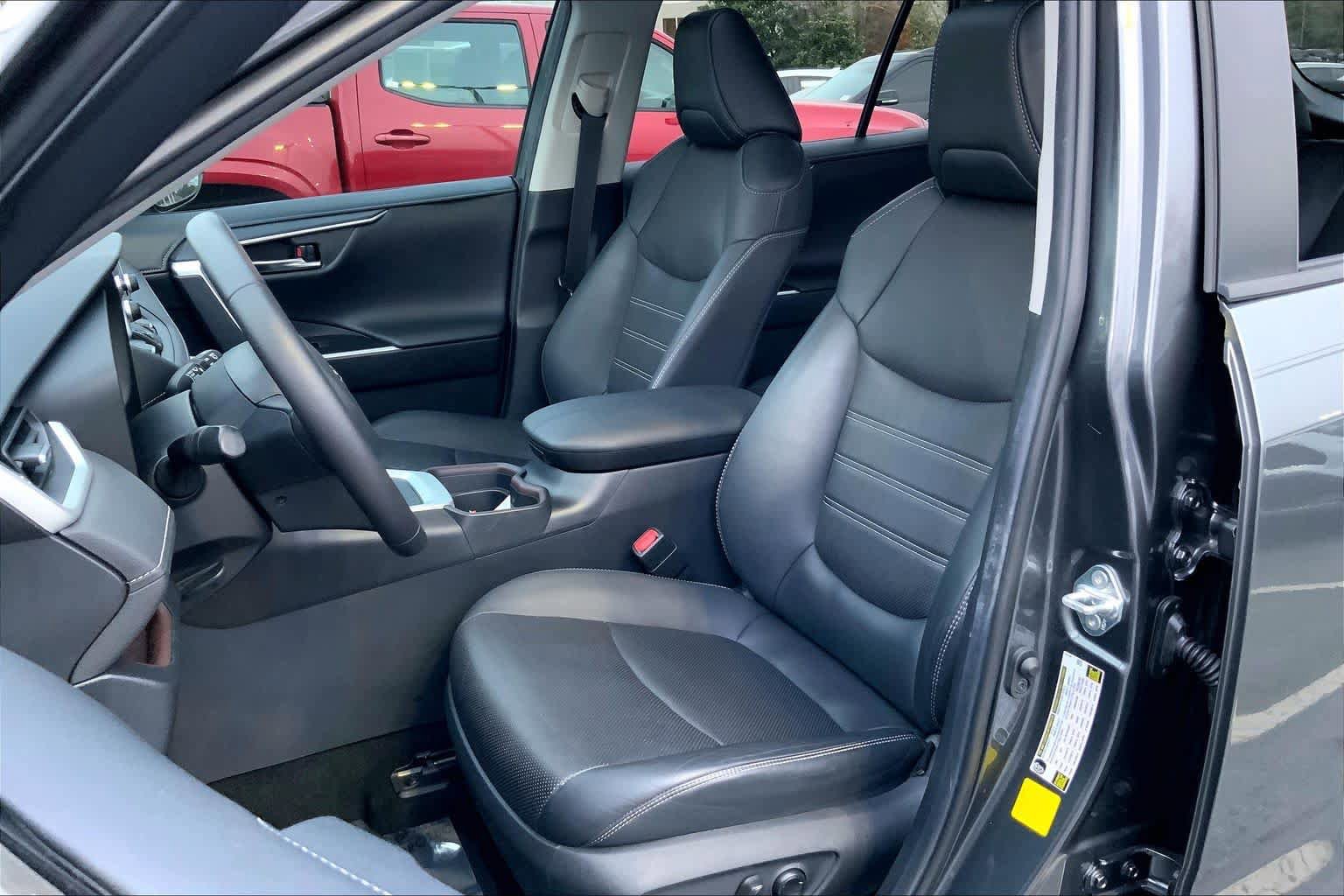 Used 2019 Toyota RAV4 Limited image 8
